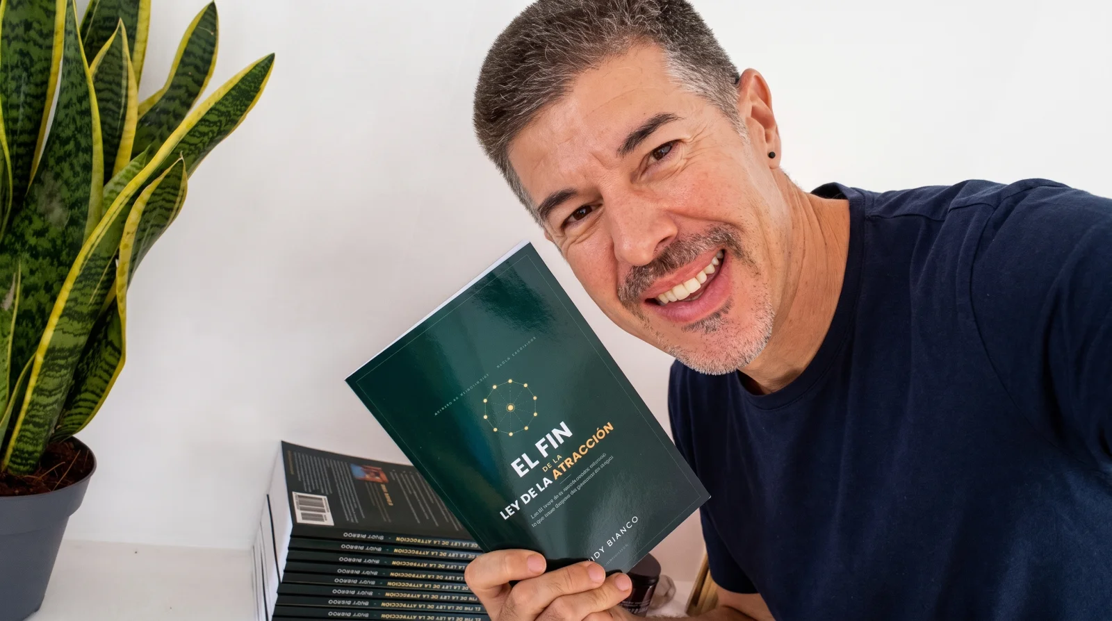 Rudy Bianco con su libro «El fin de la Ley de la Atracción»